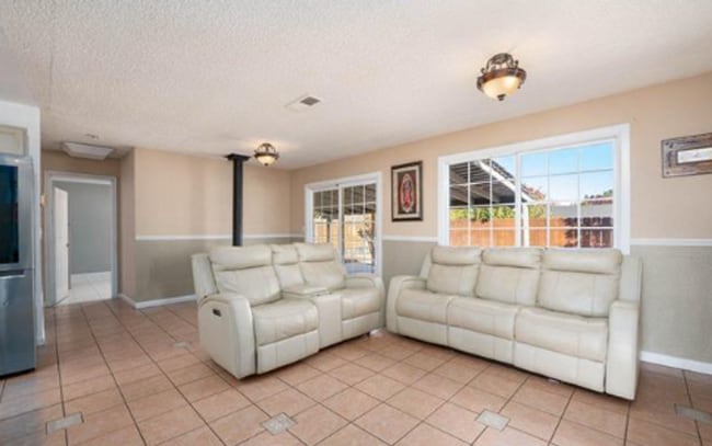 Building Photo - Up-Dated 3 Bedroom 1.5 Baths Centrally Loc...