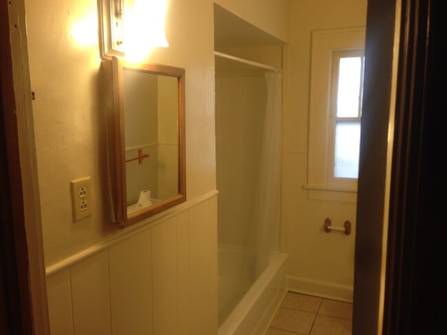 Building Photo - Spacious 3/BR, 1/Bath unit near MSU campus...