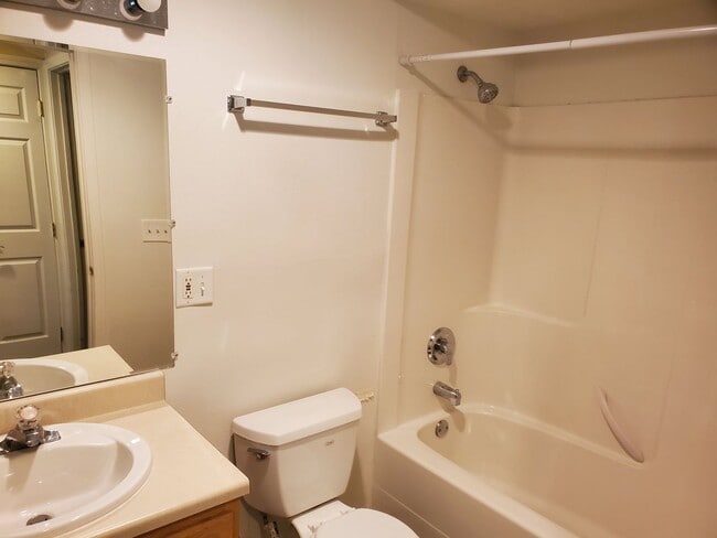 Building Photo - Spacious Centrally located 4 bed/2 bath ap...
