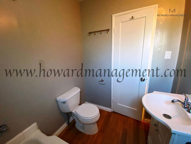 Building Photo - Lovely home with extra large backyard, con...