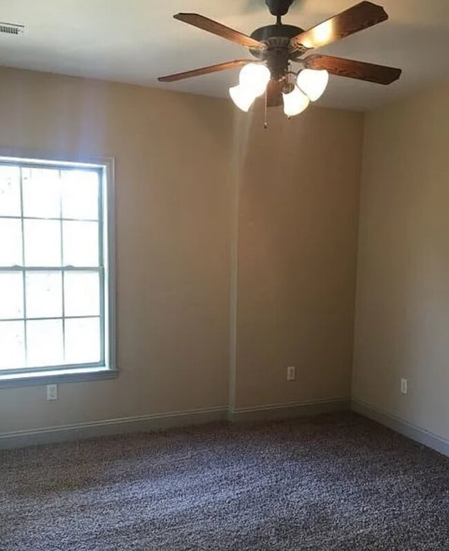 Building Photo - Fresh New Look - 4BR 21/2 Bath