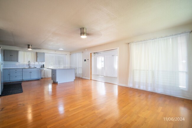 Building Photo - 3 bd / 2 ba Upstairs Unit in a Triplex