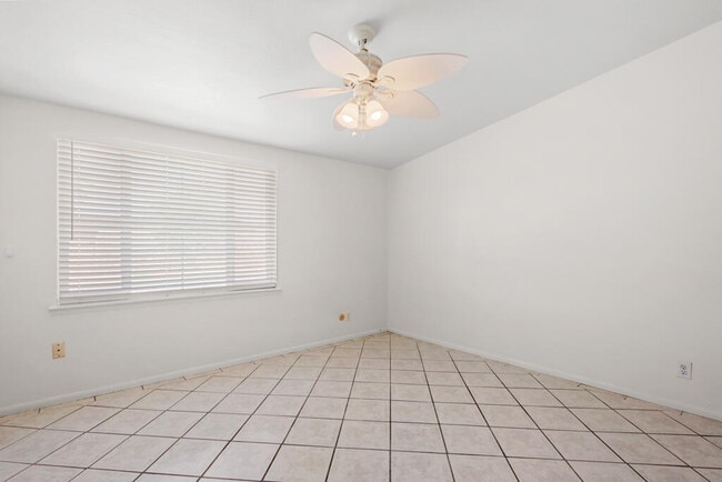 Building Photo - 1600 Sumac Dr