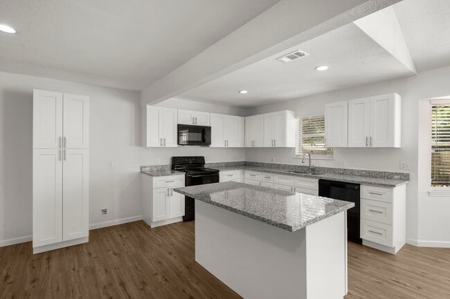 Building Photo - 914 Grand Oaks Dr