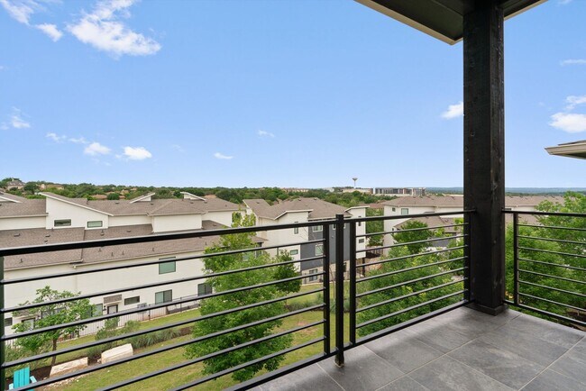 Building Photo - 2050 Lohmans Spur Rd