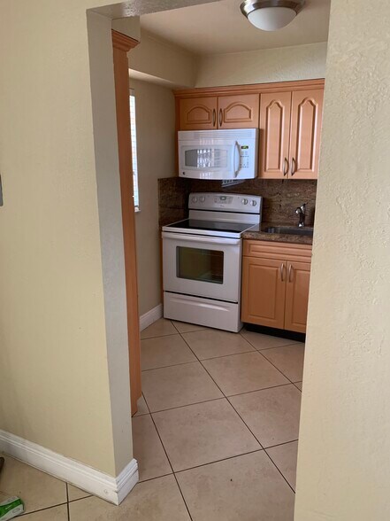 Building Photo - 1335 W 68th St