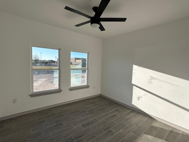 Building Photo - 609 Enchanted Way