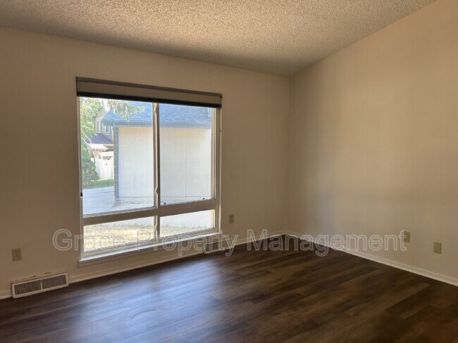 Building Photo - 10860 Stuart Cir