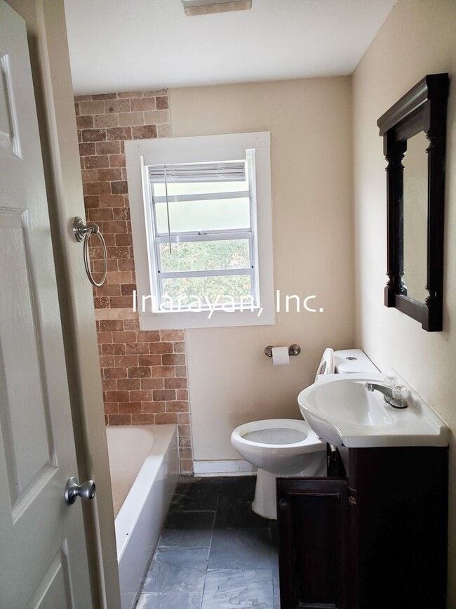 Building Photo - Cute 2/1 home with Florida room