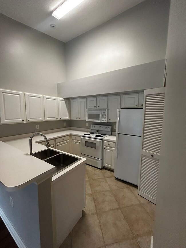 Building Photo - Spacious 1-Bedroom in “The Residence” FIRS...