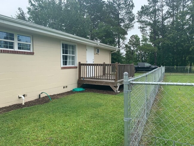 Building Photo - AVAILABLE NOW! 3 Bedrooms/1 1/2 Bath with Double living room space.