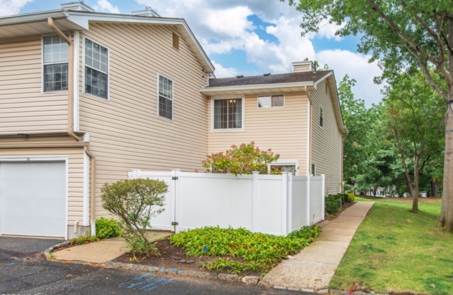 Building Photo - 34 Fieldstone Rd