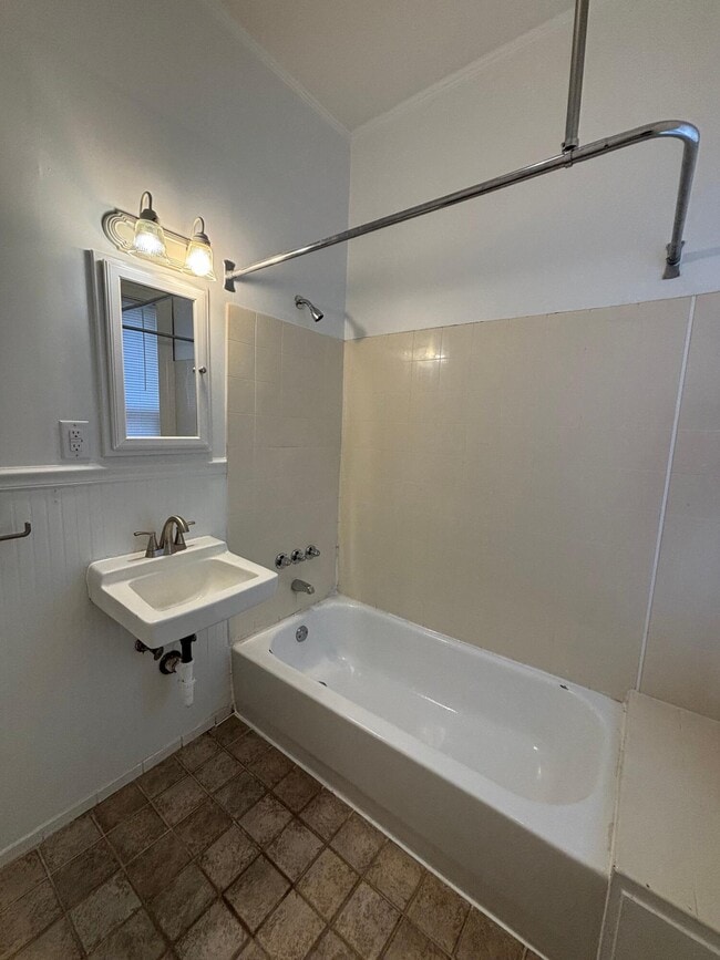 Building Photo - 403 W Hampton Ave