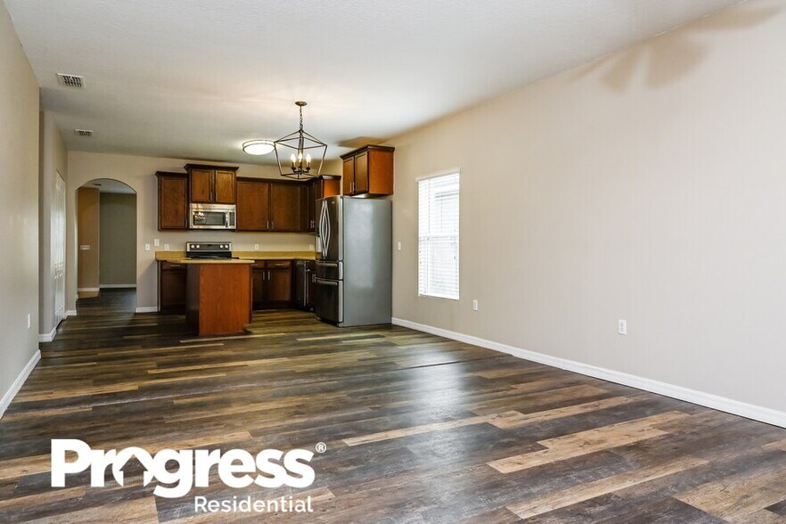 Building Photo - 6881 Glenbrook Dr