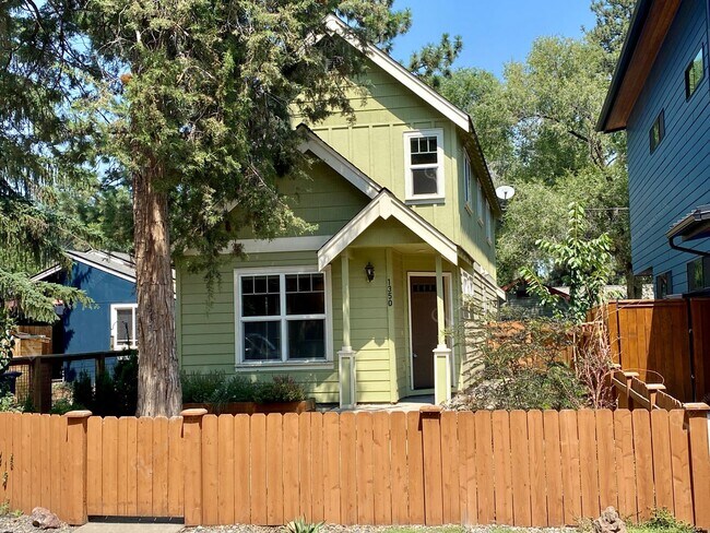 Building Photo - Desirable Modern & Charming Westside 2BR -...