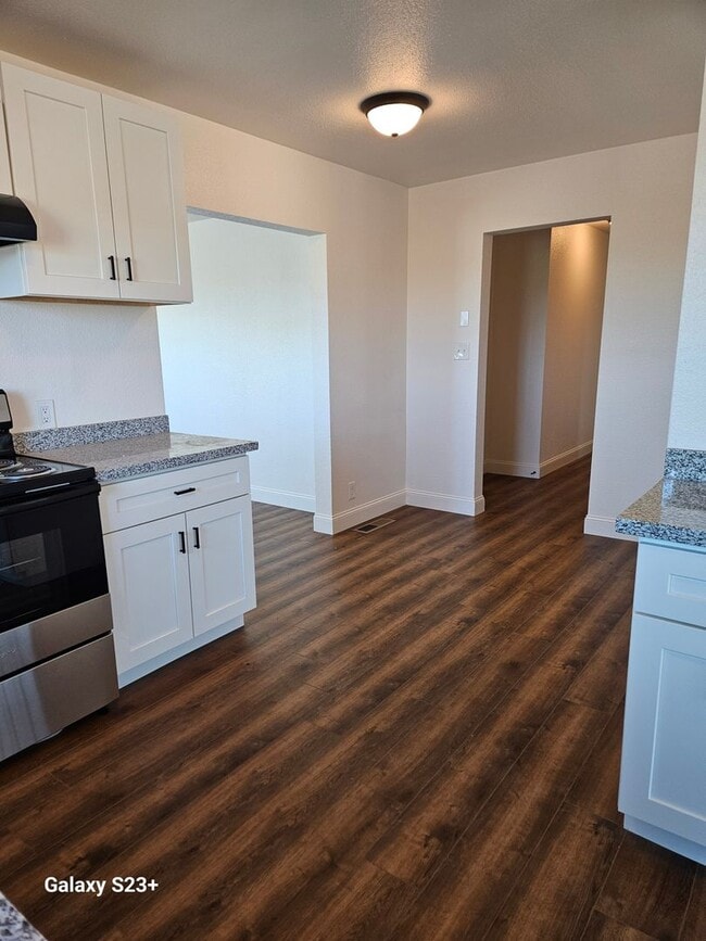 Building Photo - Newly Renovated Country Home