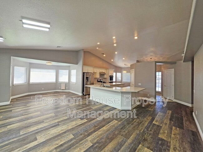 Building Photo - 3630 E Vineyard Dr N