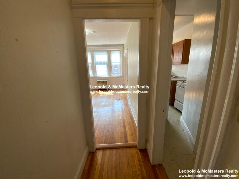 Building Photo - 239 Kelton St