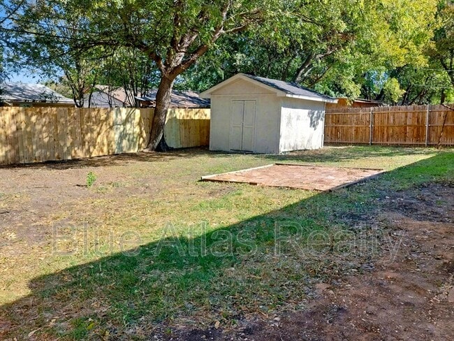 Building Photo - 1613 Continental Dr