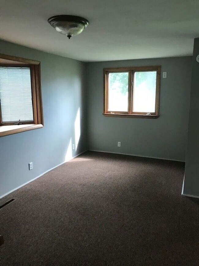 Building Photo - 43 Fisherville Rd