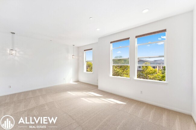 Building Photo - Modern 2 Bed, 2.5 Bath Townhome Available in Aliso Viejo!