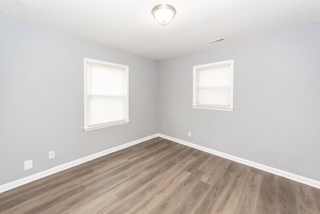 Building Photo - 3 Bedroom, 1 Bathroom Home in Waylyn Subdivision - North Charleston