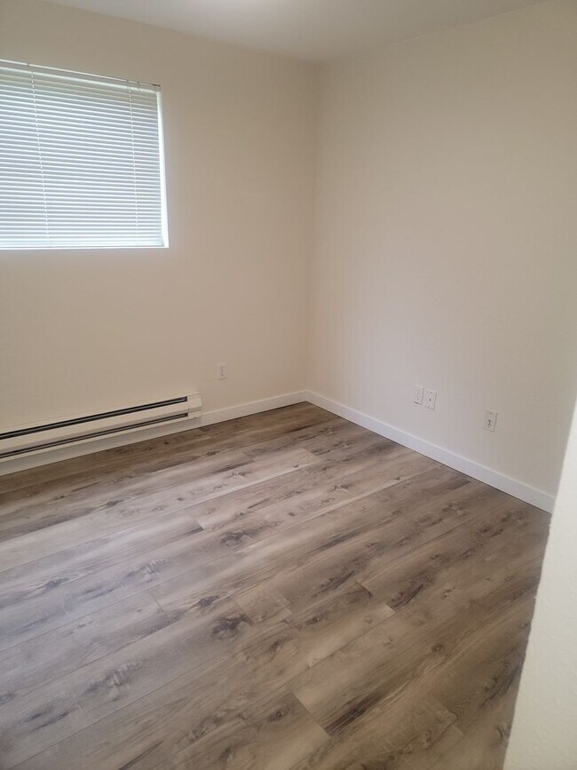 Building Photo - University Place Ground Floor Apartment Home, Newly refurbished "Somerset Place"  2 Bedroom, 1 1/...