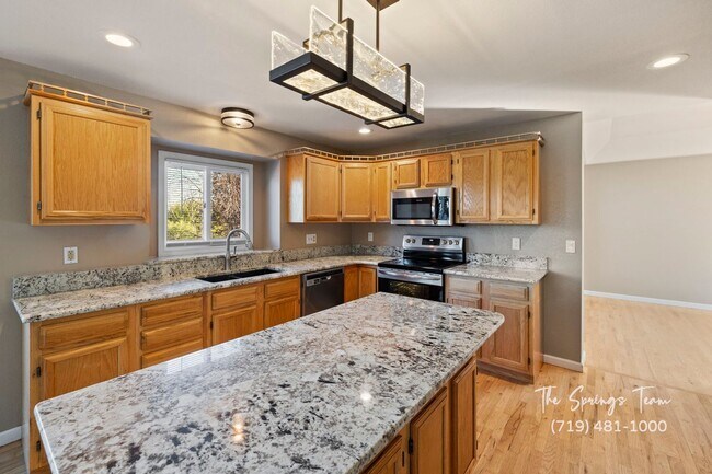 Building Photo - SPECTACULARLY HUGE 6BD HOME with PANORAMIC MOUNTAIN VIEWS - Security Deposit Waiver Available