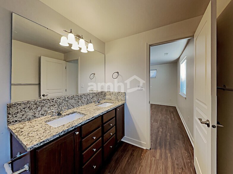 Building Photo - 1215 W Sanetta St