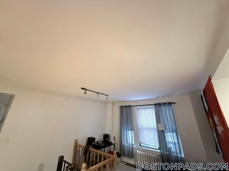 Building Photo - 452 Park Dr
