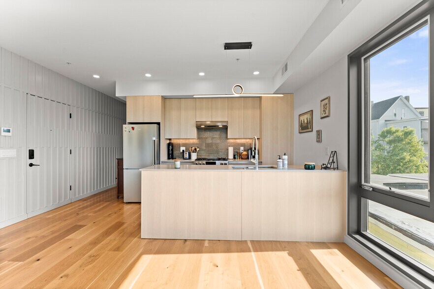 Building Photo - 191 Condor St