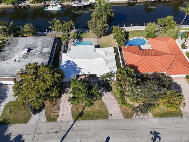 Building Photo - 2031 NE 14th Ct