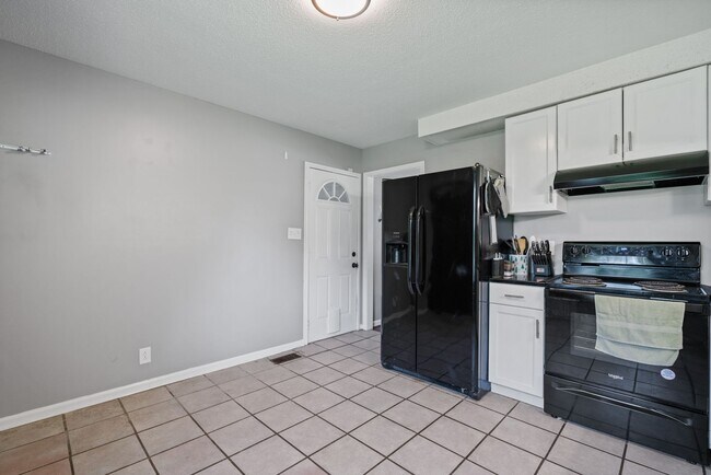Building Photo - Renovated 3-Bed/2-Bath Home with Garage & ...