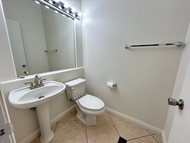 Building Photo - Desirable Summerlin Home 4 Bedrooms 2.5 Ba...