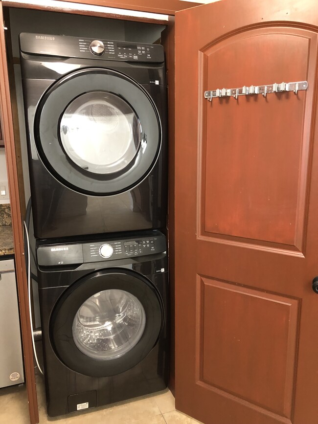 Samsung washer & gas dryer in unit - 1214 N Park Western Dr