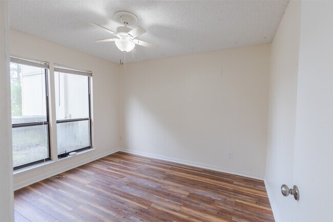 Building Photo - 15919 Golf Club Dr