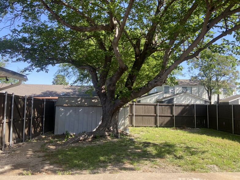 Building Photo - 2129 Poppy Ln