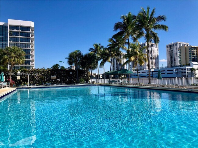 Building Photo - 1000 Parkview Dr