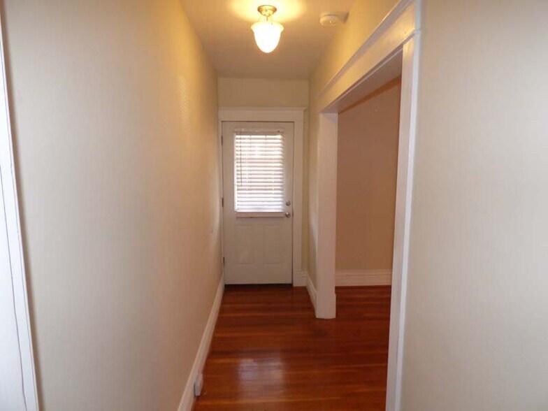 Building Photo - 1021 Commodore Dr