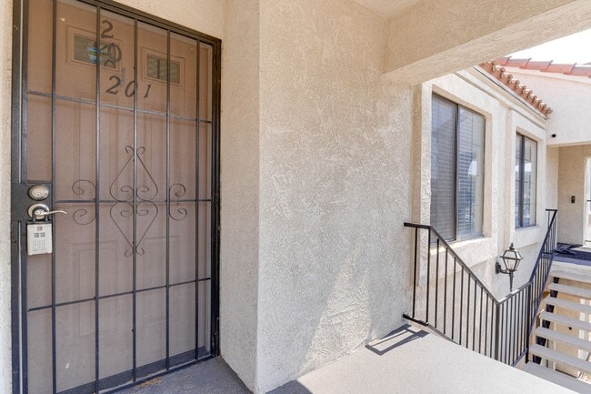 Building Photo - Stylish Upstairs Condo with Dual Primary S...