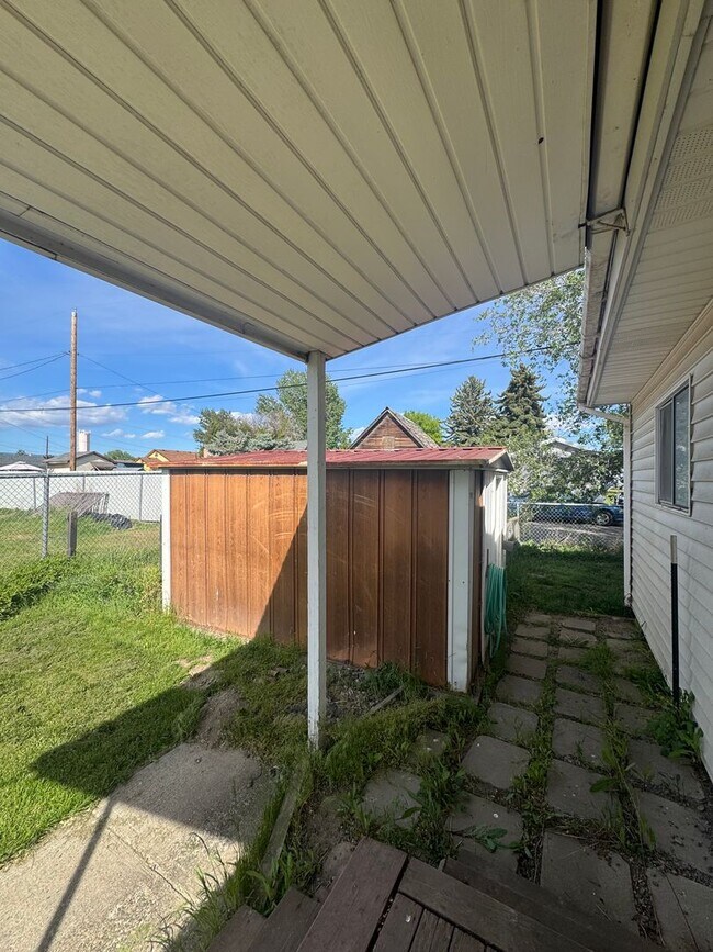 Building Photo - Bright and Welcoming 2-Bedroom Home