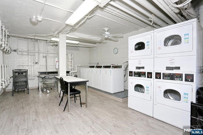 Building Photo - 208 Anderson St