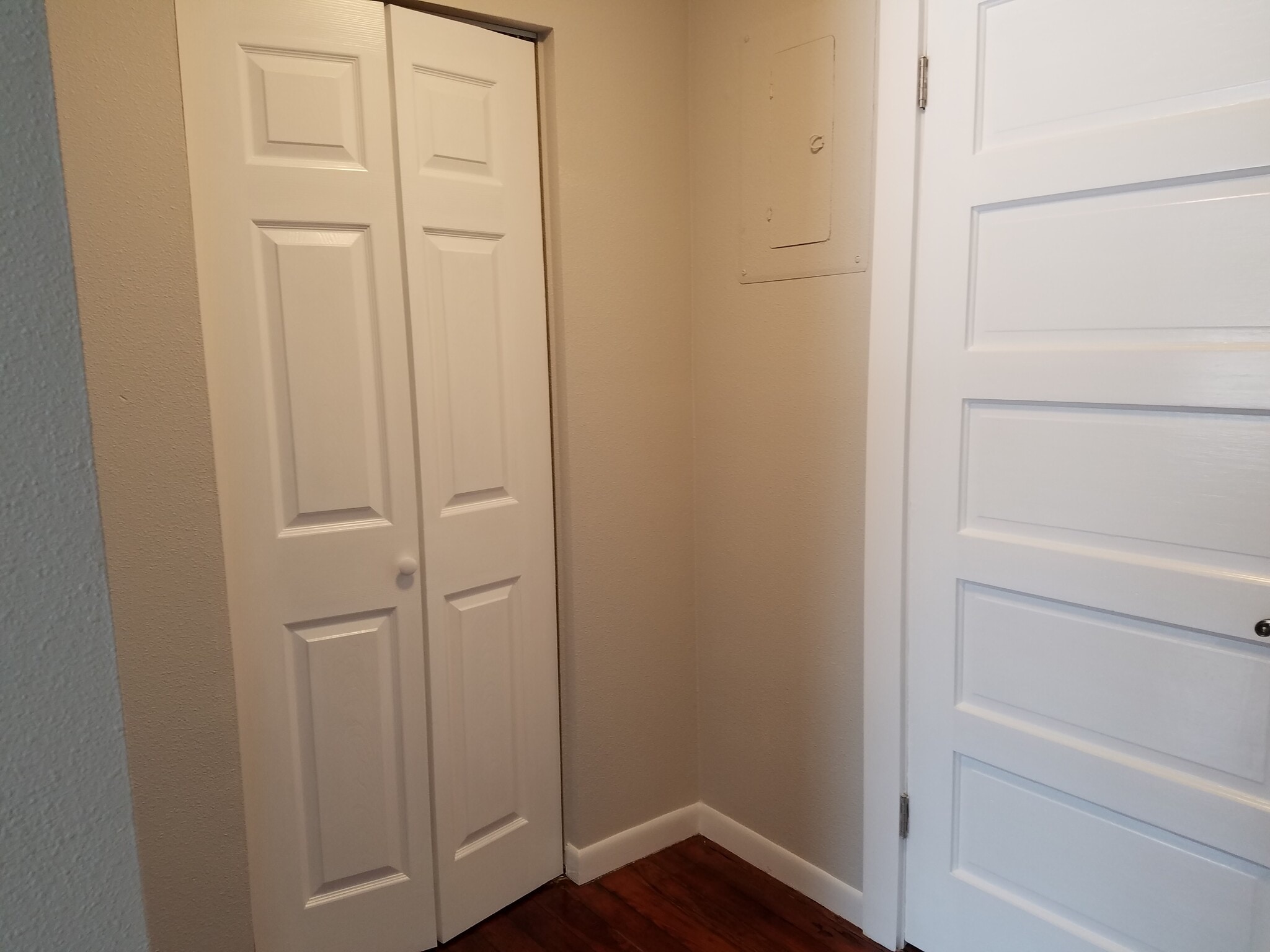 Building Photo - 115 E 4th Ave