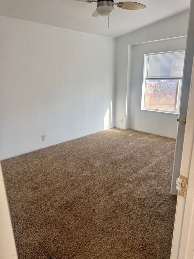 Building Photo - 3 bedroom 2.5 bath home with fenced yard and garage