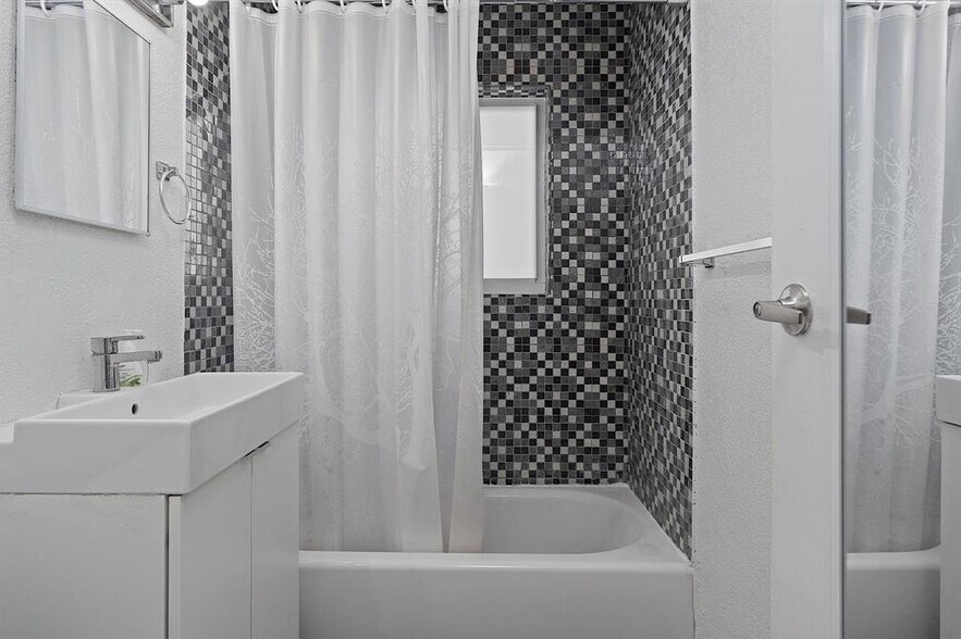 Building Photo - 3349 NE 33rd St