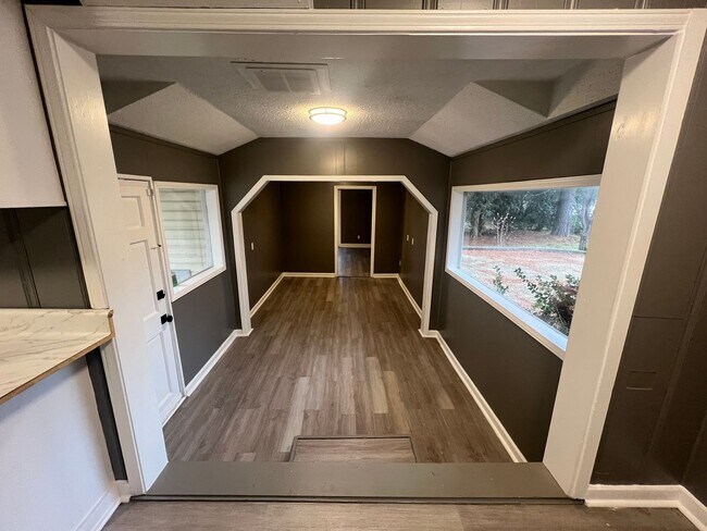 Building Photo - 4 Bedroom 2.5 Bathroom Home