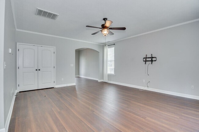 Building Photo - Beautiful 4 Bedroom in Great Neighborhood!
