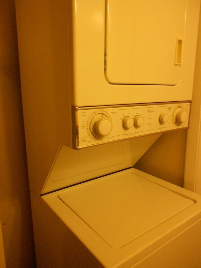 Building Photo - Cozy 2 Bedroom Apartment - Walk to UGA Campus!