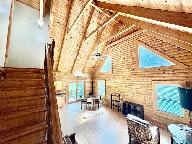 Building Photo - 413 Skyview Dr