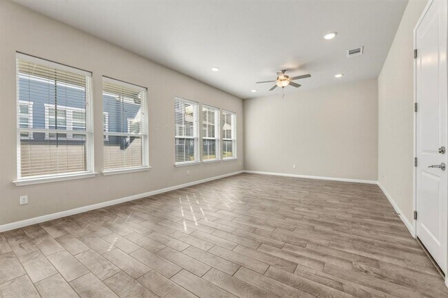 Building Photo - 1015 Vista View Dr